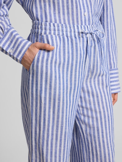 Frauenmodel trägt Hose im Allover-Look mit elastischem Bund von Christian Berg Woman, blau-weiß gestreift, Tunnelzug, Nahaufnahme Oberkörper. Damen HOSE, Regular-Fit, Bundweite 43 cm, Innenbeinlänge 81 cm, Größe 38.