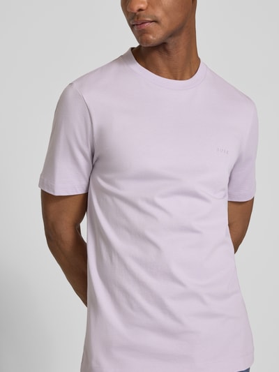 Männermodel trägt Regular Fit T-Shirt mit Logo-Detail Modell 'THOMPSON_01' von BOSS, Optik: Unifarben, reine Baumwolle, Nahaufnahme Oberkörper.
