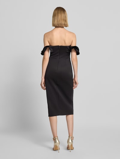 Vrouwenmodel draagt Knielanges Cocktailkleid im Off-Shoulder-Look mit Volants van Lipsy in zwart, nauw aansluitend model, materiaalmix met stretch, knielengte, plooien, loopsplit, ruglengte maat 36: 92 cm, borstwijdte maat 36: 33 cm, ganzkörperansicht rückansicht.