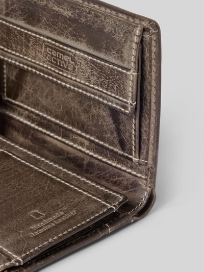 Produktfoto, Geldbörse aus glattem Rinderleder mit diversen Fächern von camel active, braunes Leder, Modell 'Melbourne', 10,5 x 2,5 x 13 cm, strukturierte Oberfläche