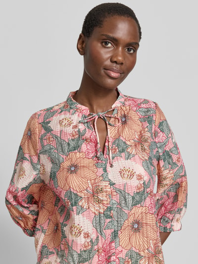 Frauenmodel trägt Regular Fit Bluse aus Lyocell-Mix mit 3/4-Arm von Zero im Allover-Look mit Schlüsselloch-Ausschnitt und Schnürung, Nahaufnahme Oberkörper.