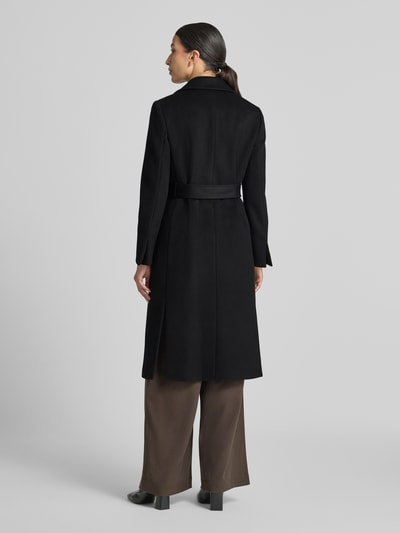 Frauenmodel trägt Regular Fit Mantel aus reiner Baumwolle Modell 'RUNAWAY' von MAX&Co. in Schwarz, glatte Struktur, Ganzkörperansicht Rückansicht, Damen Mantel von MAX&Co.