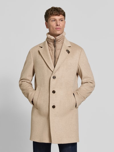 Männermodel trägt Regular Fit Mantel aus Woll-Mix Modell 'Morris' von JOOP! COLLECTION in Beige mit dunklen Knöpfen, Nahaufnahme Oberkörper.