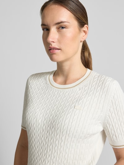 Vrouwenmodel draagt Regular Fit Pullover aus Baumwoll-Mix van Lacoste, Dames pullover, beige kabelstructuur, Nahaufnahme bovenlichaam.