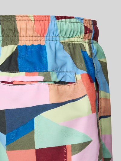 Produktfoto, Badehose im Allover-Look Modell 'Mike' von Shiwi mit elastischem Bund und Tunnelzug, bunte geometrische Muster, Nahaufnahme.