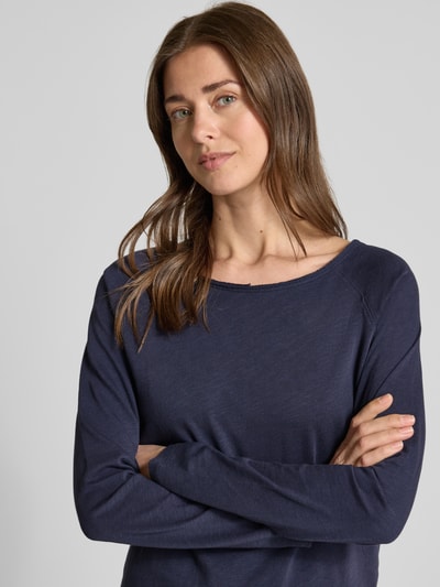 Frauenmodel trägt Longsleeve mit Rundhalsausschnitt und Rollsaum von Smith and Soul aus Reiner Baumwolle im Regular-Fit, Nahaufnahme Oberkörper.