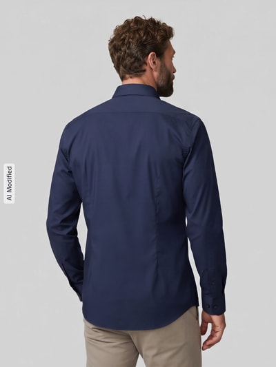 Männermodel trägt dunkelblaues Slim Fit Businesshemd mit Kentkragen von Jake*s, glatte Textur, Ganzkörperansicht Rückansicht, KI-modifiziertes Bild.