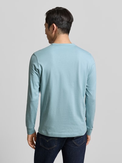 Männermodel trägt Regular Fit Langarmshirt aus reiner katoen van Tom Tailor, look: effen, labelpatch, ronde hals, jersey, Ganzkörperansicht Rückansicht.