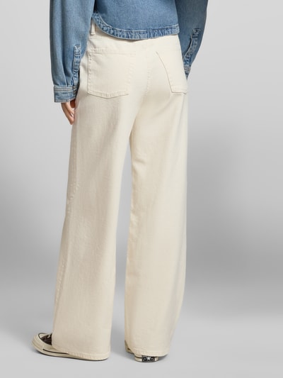 Kobiece modelka ma na sobie Jeans mit 5-Pocket-Design Modell 'TOKYO' od JJXX, bawełniano-elastanowy miks, luźny krój, detal z tyłu, szerokie nogawki w kremowym kolorze, Szerokość w rozmiarze 27/32: 35 cm, długość wewnętrzna nogawki: 80 cm, zdjęcie całej sylwetki z tyłu.
