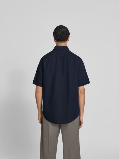Männermodel trägt Relaxed Fit Leinenhemd mit Kentkragen von Filippa K in Dunkelblau, Baumwoll-Leinen-Mix, Ganzkörperansicht Rückansicht.