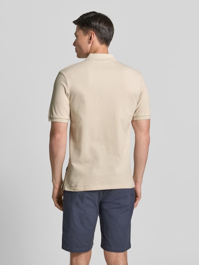 Męski model nosi Slim Fit Poloshirt mit Stitching von Jack & Jones Premium z bawełny, krój slim fit, haft, listwa guzikowa, długość tyłu w rozmiarze M 70 cm. Ganzkörperansicht Rückansicht.