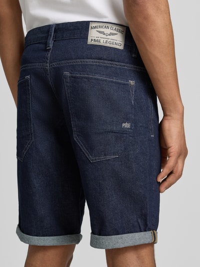 Mannenmodel draagt Regular Fit Jeansshorts im 5-Pocket-Design van PME Legend, donkerblauw katoen-elastaanmix, model 'NIGHTFLIGHT', detailopname achteraan.