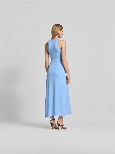 Frauenmodel trägt Maxikleid mit Cut-Out von Rabanne in Hellblau, ärmellos, Rundhalsausschnitt, elastischer Baumwoll-Mix, Ganzkörperansicht Rückansicht.