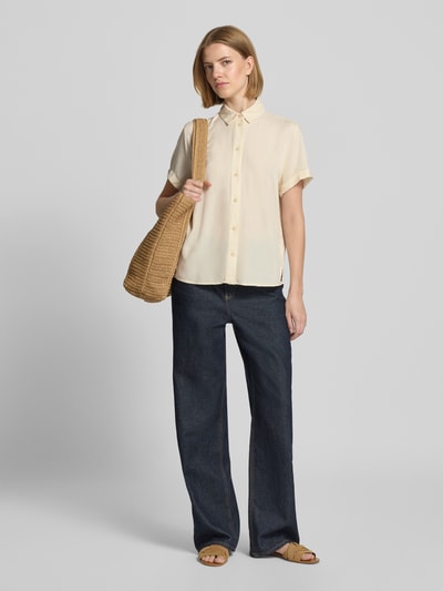 Frauenmodel trägt Regular Fit Bluse aus Viskose-Mix von Jake*s Casual in Beige, kombiniert mit dunkler Jeans, glatte Textur, Ganzkörperansicht von vorne.