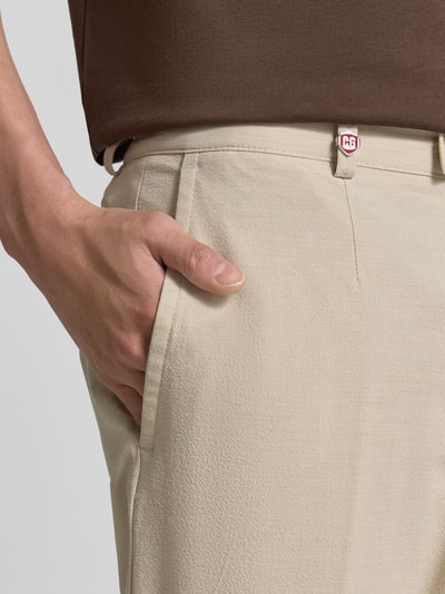 Männermodel trägt Hose mit Gesäßtaschen von CG - Club of Gents, Modell 'Orlando', Slim-Fit, Material-Mix mit Baumwoll-Anteil, Nahaufnahme Oberkörper.