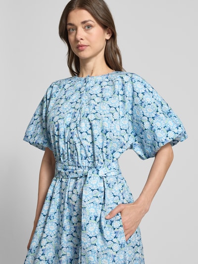 Modelka kobieca nosi Midikleid mit Rundhalsausschnitt und Bindegürtel od Rich & Royal, niebieski wzór allover, czysta bawełna, krój slim fit, szerokość w rozmiarze 36: 30 cm, długość tyłu: 127 cm, długość rękawa: 38 cm, zbliżenie na górną część ciała