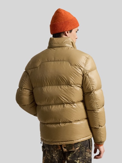 Männermodel trägt Regular Fit Steppjacke mit Zweiwege-Reißverschluss von Polo Ralph Lauren in Beige, glatte Oberfläche, Ganzkörperansicht Rückansicht. Herren Steppjacke von Polo Ralph Lauren