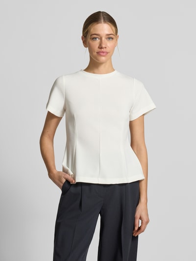 Frauenmodel trägt Shaped Fit T-Shirt mit Mittelnaht von s.Oliver BLACK LABEL, Optik: Unifarben, Passform: Shaped Fit, Details: Mittelnaht, Rundhals-Ausschnitt, Ärmelform: Kurzarm, Rückenausschnitt: Schlüsselloch mit Bindeband, glatte Oberfläche, Farbe creme, Ganzkörperansicht von vorne.