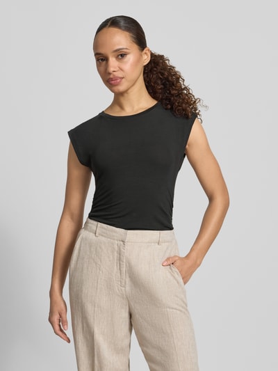 Frauenmodel trägt Damen T-Shirt aus Lyocell-Mix Modell 'AVASARAH' von Vero Moda, Optik: Unifarben, Passform: Slim-Fit, seitliche Raffungen, Rundhals, Ärmelform: Kurzarm, Nahaufnahme Oberkörper.