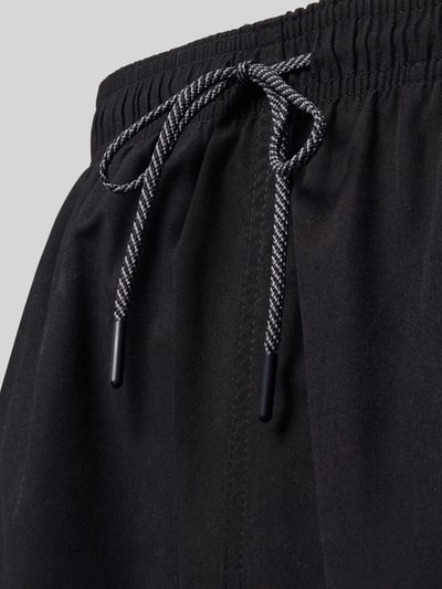 Produktfoto, Badeshorts mit Label-Schriftzug Modell 'ORCA' von BOSS, Optik: Unifarben, Tunnelzug, Bundabschluss: elastisch, seitliche Eingrifftaschen, Gesäßtasche, feine glatte Struktur in Schwarz.