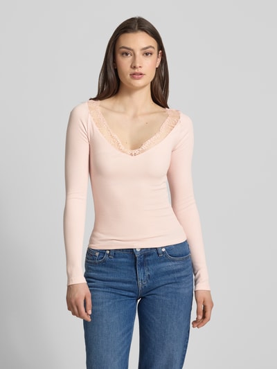 Frauenmodel trägt Longsleeve mit V-Ausschnitt und Spitze von Gina Tricot, rosa Feinripp, Slim Fit, Baumwoll-Mix, Ganzkörperansicht von vorne.