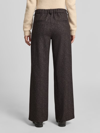 Vrouwenmodel draagt Wide Leg Weite Hose met Viskose-Anteil van Brax, donkerbruin met visgraatpatroon, wijde pijpen; volledig achteraanzicht.
