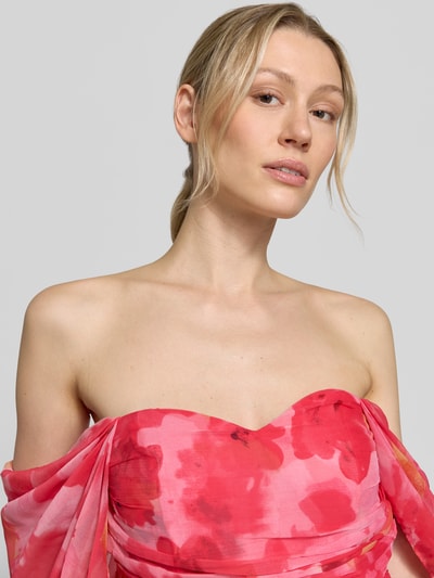 Frauenmodel trägt Cocktailkleid im Off-Shoulder-Design von LACE & BEADS, Allover-Look in Rosa-Rot, strukturierte Textur, Nahaufnahme Oberkörper. Rückenlänge bei Größe S: 67 cm, Brustweite bei Größe S: 45 cm, Ärmellänge bei Größe S: 43 cm.