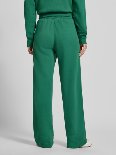 Frauenmodel trägt grüne Wide Leg Sweathose aus Baumwoll-Mix mit Logo-Stitching von Polo Ralph Lauren, Damen Sweathose, Ganzkörperansicht Rückansicht