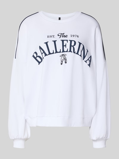 Produktfoto, weißes Oversized Sweatshirt aus Baumwoll-Mix Modell 'JAMIE' von Vero Moda, Rundhals, langarm, Motiv-Print, Kontraststreifen, gerippte Abschlüsse