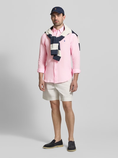 Männermodel trägt Regular Fit Freizeithemd aus reinem Leinen von Polo Ralph Lauren in Optik: Unifarben, Flammgarn, Ganzkörperansicht von vorne.