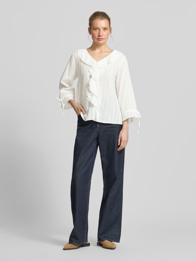 Frauenmodel trägt Regular Fit Bluse mit Volants von Smith and Soul in Weiß mit Strukturmuster, 3/4-Arm, Rundhals, Ganzkörperansicht von vorne.