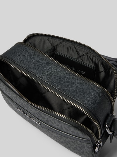 Produktfoto, Camera Bag mit Logo-Applikation Modell 'Hudson' von Michael Kors, schwarzes Strukturmuster, Reißverschluss, geteiltes Hauptfach, verstellbarer Schulterriemen, Größe ca. 22x14x6 cm, Innenfutter mit Marken-Schriftzug