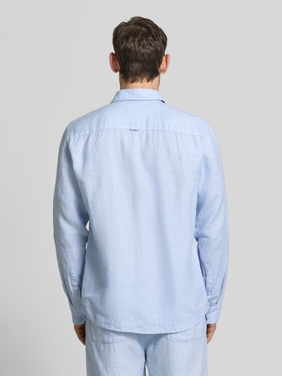 Männermodel trägt lichtblauw Leinenhemd mit Kentkragen von MCNEAL, regular fit, knoopsluiting, ruglengte 77 cm, schouderbreedte 50 cm, mouwlengte 68 cm, ganzkörperansicht rückansicht.