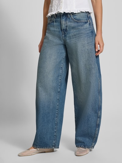 Frauenmodel trägt Barrel Jeans aus reiner Baumwolle Modell 'TAYLOR' von ONLY, mittleres Blau, grobe Textur, Ganzkörperansicht von vorne; Damen Barrel Jeans von ONLY