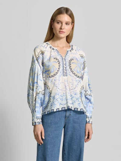 Frauenmodel trägt Relaxed Fit Bluse mit Tunika-Ausschnitt Modell 'Wylde' von MOS MOSH mit floraler Musterung in Blau und Weiß, Ganzkörperansicht von vorne. Reine Baumwolle, langärmelig, Rückenlänge 59 cm, Ärmellänge 65 cm.
