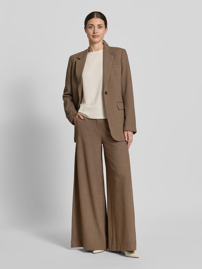 Frauenmodel trägt Top mit Rundhalsausschnitt und Kappärmeln von Jake*s Collection, Modal-Mix, gerader Schnitt, beige, Ganzkörperansicht von vorne.