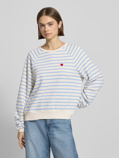 Frauenmodel trägt Oversized Sweatshirt aus Baumwoll-Mix Modell 'GRETA' von Pieces mit Optik: unifarben, Two-Tone, Muster: gestreift, Label-Stitching-Applikation, Rundhals, Langarm, Ärmelabschluss gerippt, Rumpfabschluss gerippt, Materialverarbeitung: Webware, Ganzkörperansicht von vorne.