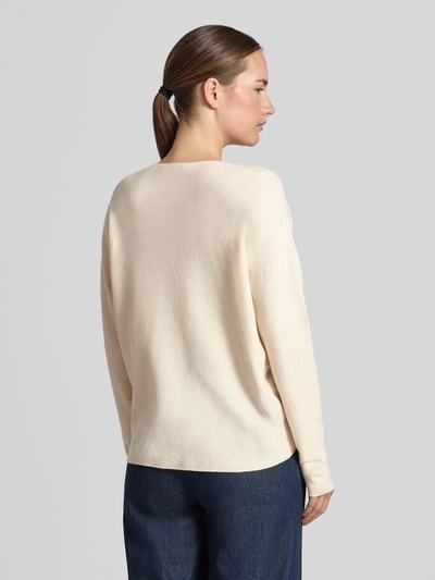 Frauenmodel trägt Strickpullover aus Viskose-Mix Modell 'FREYJA' von Oui in Beige, gerade Passform, glatte Textur, Ganzkörperansicht Rückansicht.