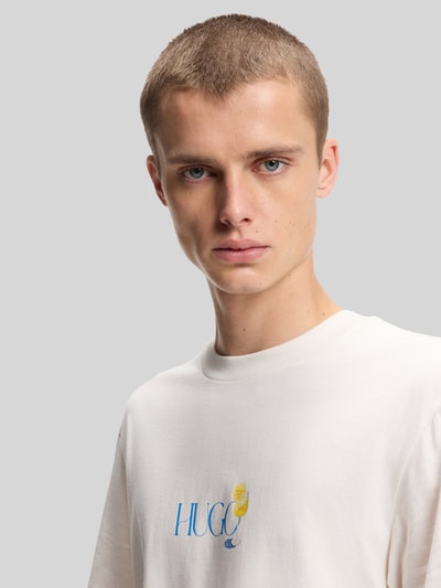 HUGO Blue t-shirt o kroju regular fit z nadrukiem na plecach model 'NULAXO' Złamany biały 3