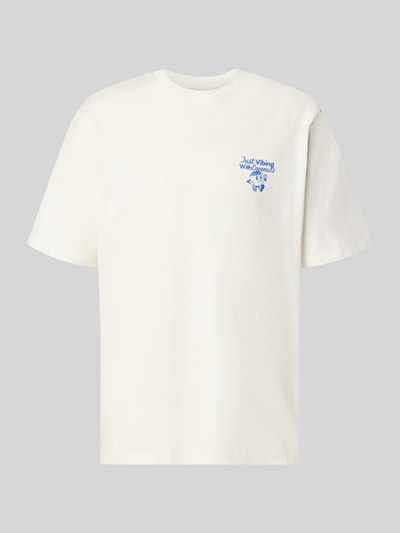 Produktfoto, Regular Fit T-Shirt aus reiner Baumwolle Modell 'VIBING COCO' von REVIEW, weißes Shirt mit blauem Print, Rückenlänge 68 cm