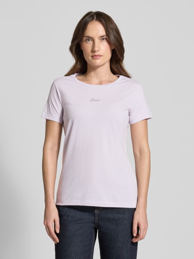 Frauenmodel trägt Regular Fit T-Shirt aus reiner Baumwolle Modell 'C_ELOVE_EMBRO' von BOSS Orange in Unifarbe mit Rundhals, Label Stitching, Ganzkörperansicht von vorne