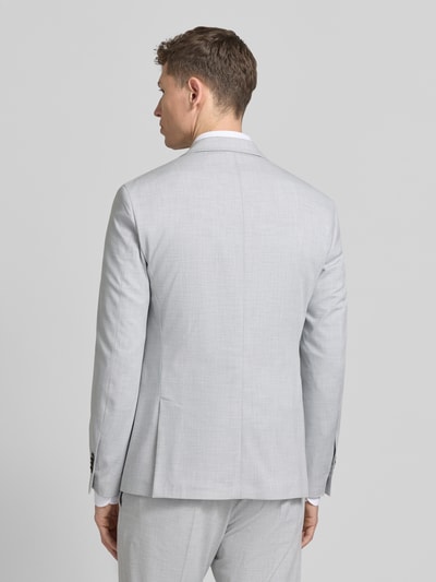 Männermodel trägt Regular Fit Sakko mit Reverskragen Modell 'Data' von CINQUE in Hellgrau, feine Textur, Ganzkörperansicht Rückansicht. Rückenlänge 73 cm, Schulterbreite 46 cm, Ärmellänge 65 cm, Knopfleiste, Brustleistentasche, Pattentaschen.