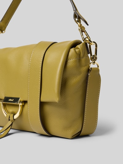 Productfoto, Handtasche met logo-detail model 'Temi' van Abro in olijfgroen structuurpatroon, hoofdvak met overslag, afneembare schouderband, tunnelkoord, breedte 33 cm, lengte 20 cm, diepte 10 cm, schouderbandlengte 102 cm