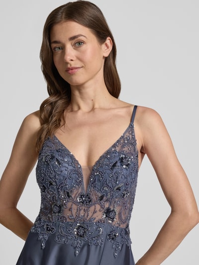 Frauenmodel trägt Abendkleid mit floralem Ziersteinbesatz von Laona in semitransparentem Design, taillierte Passform, Nahaufnahme Oberkörper