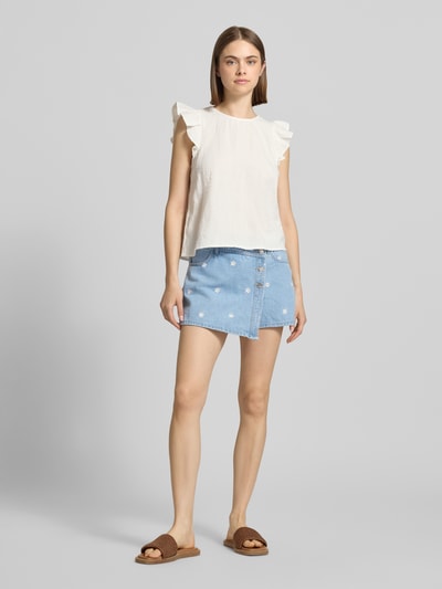 Frauenmodel trägt Regular Fit Skort aus reiner Baumwolle Modell 'LESLY' von Only in Denim-Optik, Wickeloptik, Stickerei, Knopfleiste; Ganzkörperansicht von vorne.