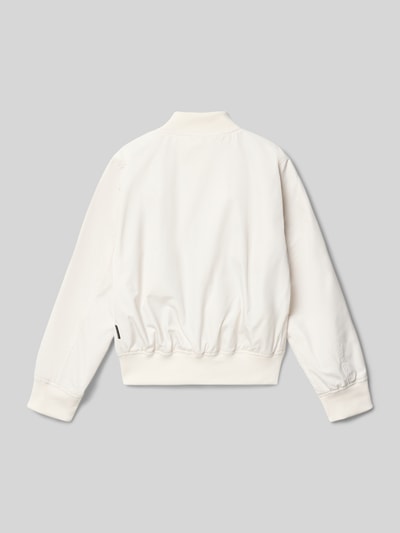 Produktfoto, Regular Fit Jacke mit Stehkragen Modell 'Zaymi' von CARS JEANS in Offwhite, glatte Oberfläche, elastische Abschlüsse, Rückenansicht. Kinderjacke mit Eingrifftaschen, Reißverschluss und Druckknopfverschluss, Rückenlänge 43 cm, Schulterbreite 35 cm, Ärmellänge 54 cm.
