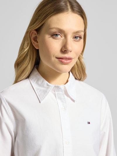 Vrouwenmodel draagt Relaxed Fit Hemdbluse aus reiner Baumwolle van Tommy Hilfiger, look: effen, oxford, logodetail, puur katoen, nahaufnahme bovenlichaam.