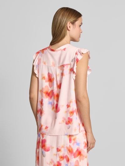 Frauenmodel trägt Blusentop aus Viskose mit V-Ausschnitt Modell 'Mirava' von mbyM, florale Muster, Rüschen, Regular-Fit, Rückenlänge 61 cm, Ärmellänge 8 cm, Ganzkörperansicht Rückansicht.