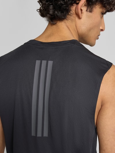 Männermodel trägt Regular Fit Sport Tank Top mit Label Print von adidas Training, dunkel, feine Struktur, breite Träger, Rückansicht Nahaufnahme