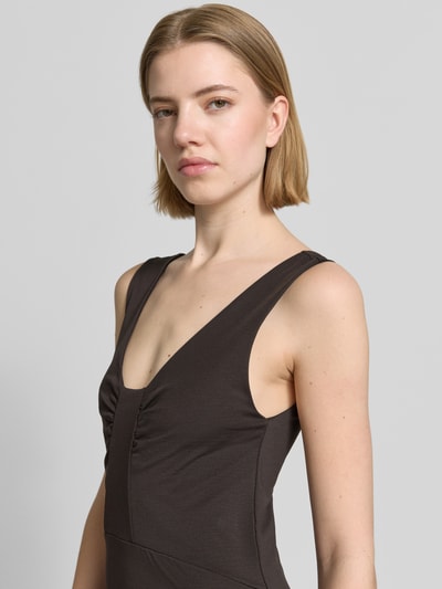 Frauenmodel trägt Maxikleid mit tiefem Rückenausschnitt Modell 'KLEALI' von Drykorn, Lyocell-Mix mit Stretch-Anteil, Taillierter Schnitt, V-Ausschnitt, Breite Träger, Nahaufnahme Oberkörper.